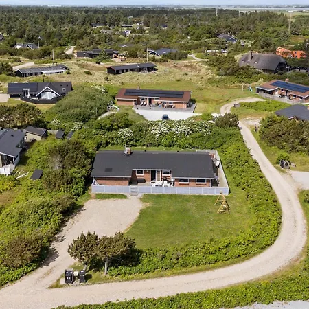 Energy-efficient Pool House Located Between The Sea And The Fjord 別荘