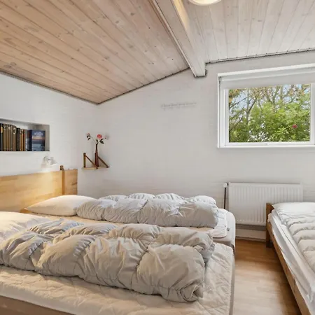 Energy-efficient Pool House Located Between The Sea And The Fjord بيت للعطل *