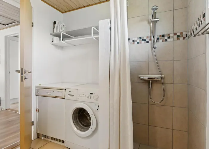 Energy-efficient Pool House Located Between The Sea And The Fjord רינגקובינג