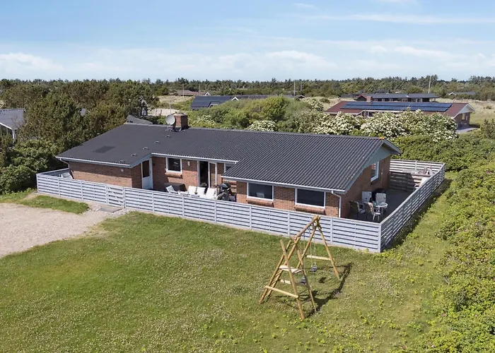 Energy-efficient Pool House Located Between The Sea And The Fjord * רינגקובינג