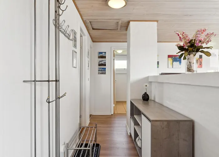 Energy-efficient Pool House Located Between The Sea And The Fjord רינגקובינג