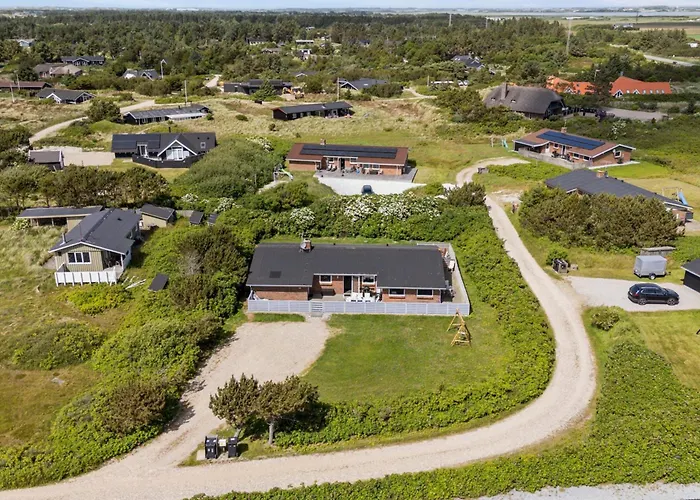 Energy-efficient Pool House Located Between The Sea And The Fjord בית נופש