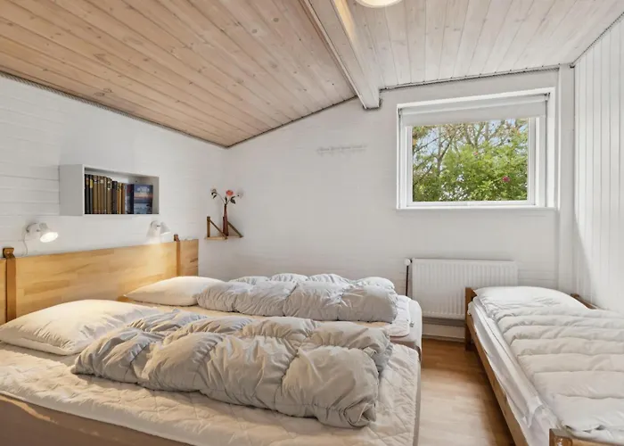 Energy-efficient Pool House Located Between The Sea And The Fjord בית נופש *